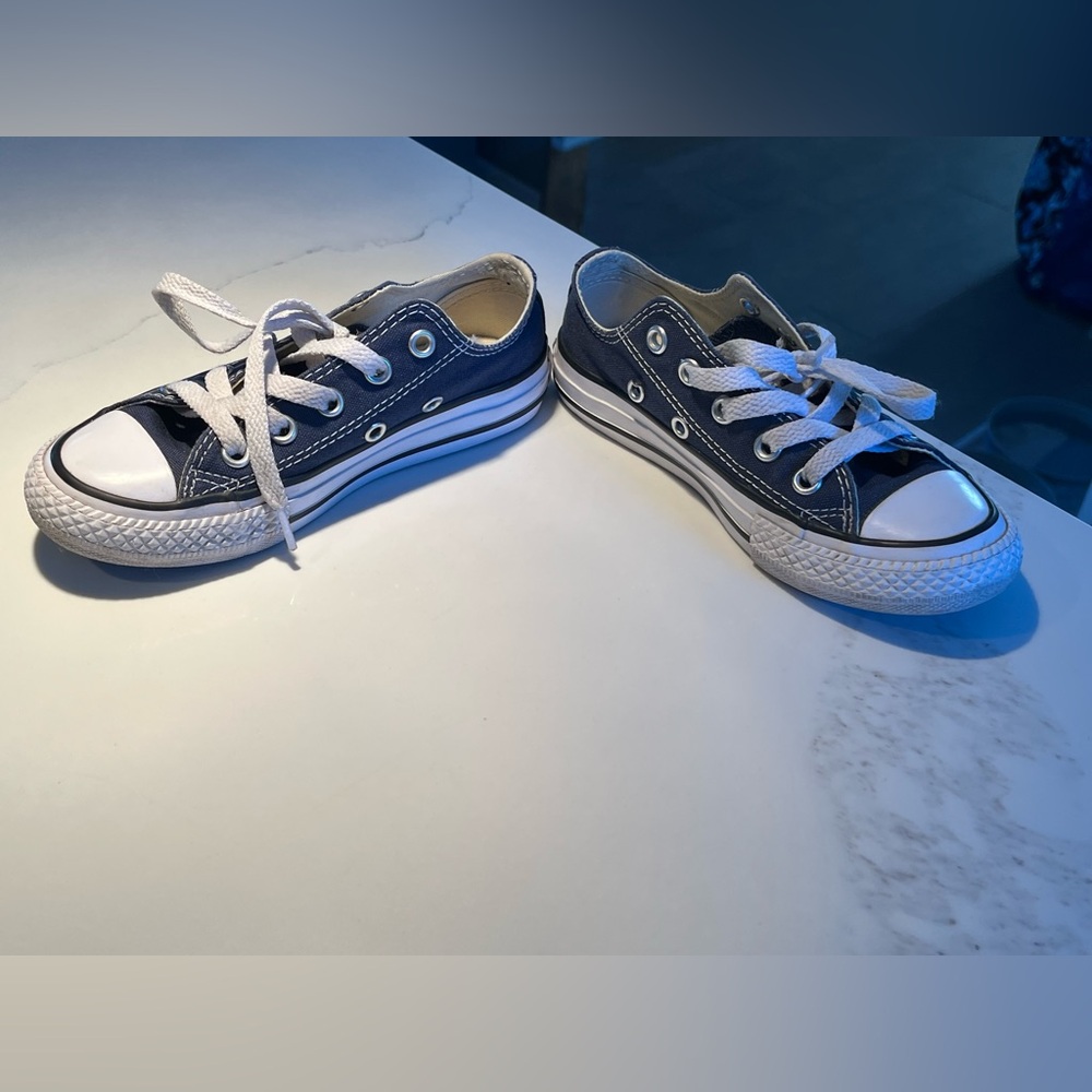 Kids navy converse all star. Size 11.  In good condition. - Picture 6 of 8
